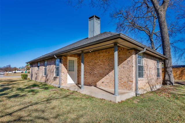 1714 Windsor Drive, Gainesville, TX 76240