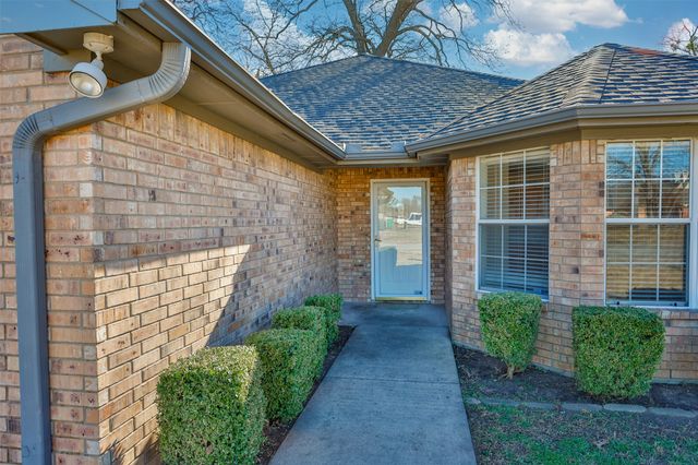 1714 Windsor Drive, Gainesville, TX 76240