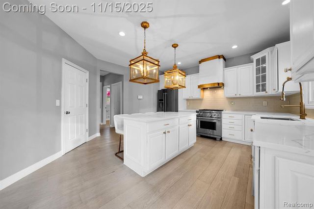 9751 Kingston Pointe Drive, Clarkston, MI 48348