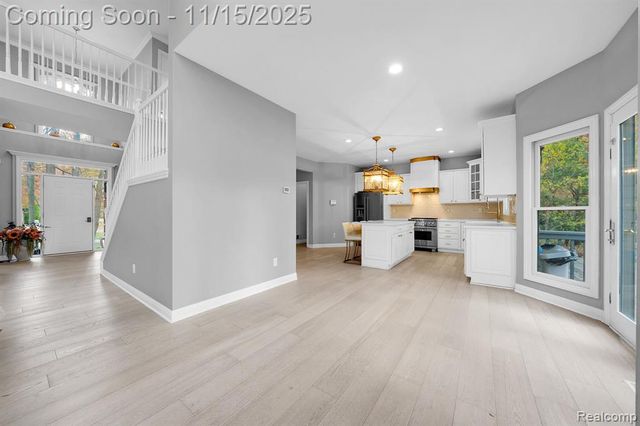 9751 Kingston Pointe Drive, Clarkston, MI 48348