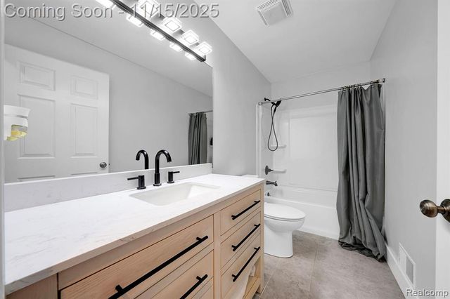 9751 Kingston Pointe Drive, Clarkston, MI 48348