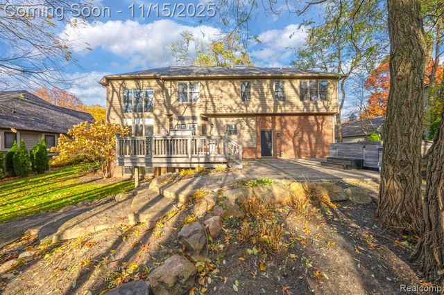 9751 Kingston Pointe Drive, Clarkston, MI 48348