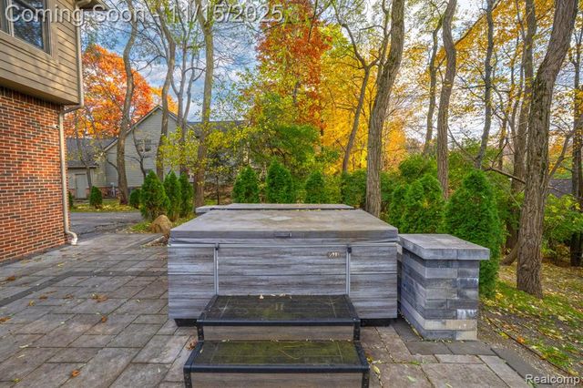 9751 Kingston Pointe Drive, Clarkston, MI 48348