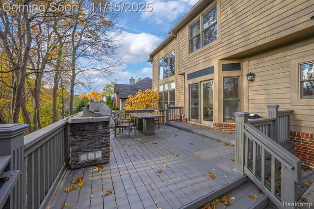 9751 Kingston Pointe Drive, Clarkston, MI 48348