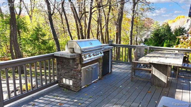 9751 Kingston Pointe Drive, Clarkston, MI 48348