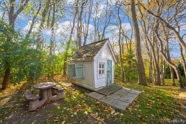 9751 Kingston Pointe Drive, Clarkston, MI 48348