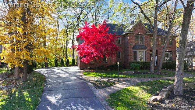 9751 Kingston Pointe Drive, Clarkston, MI 48348