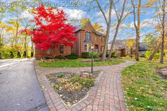 9751 Kingston Pointe Drive, Clarkston, MI 48348