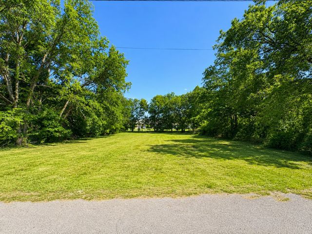 810 E 3rd Street, Bonham, TX 75418