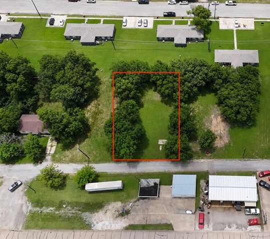 810 E 3rd Street, Bonham, TX 75418