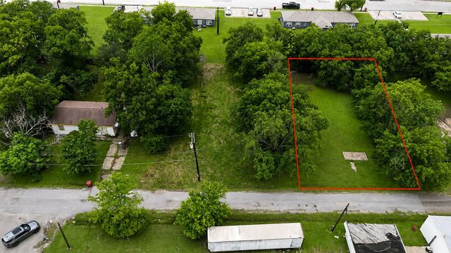 810 E 3rd Street, Bonham, TX 75418