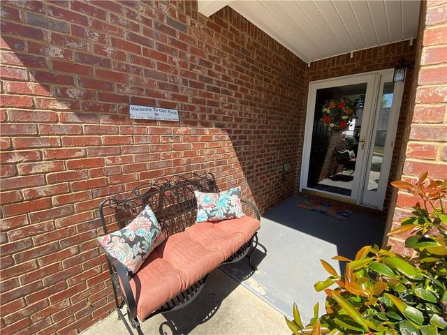 967 Village View Circle, Loganville, GA 30052