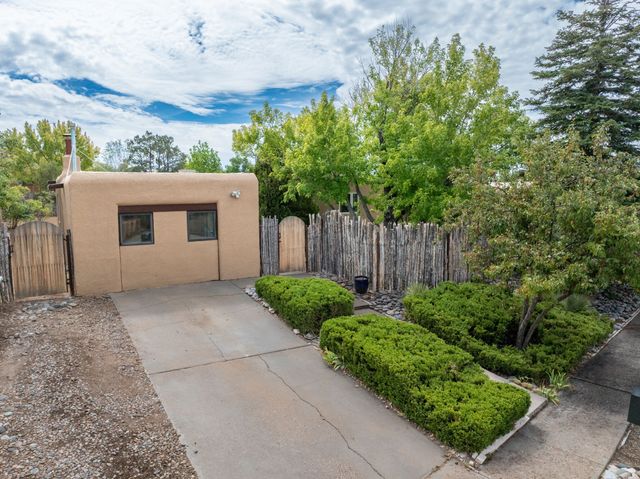 1911 THOMAS, Santa Fe, NM 87505