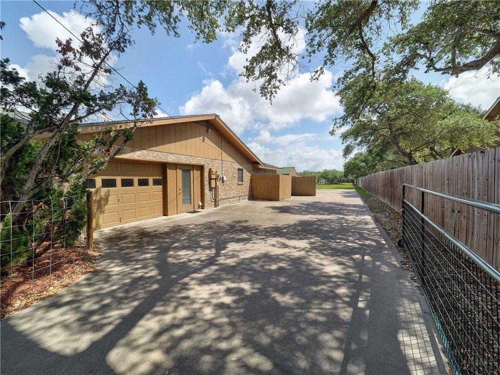 1540 W Deberry Ave, Aransas Pass, TX 78336 — photo 3