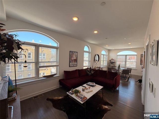 972 Summit Avenue 401, Jersey City, NJ 07307