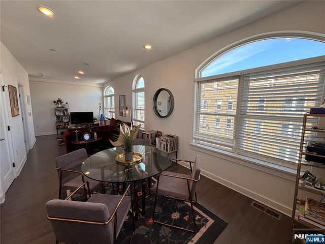 972 Summit Avenue 401, Jersey City, NJ 07307