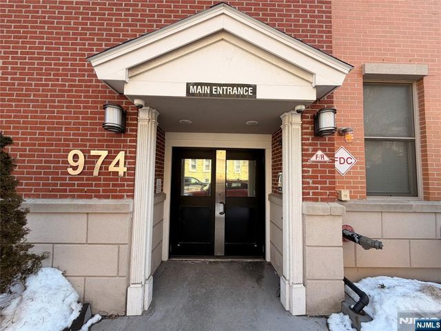 972 Summit Avenue 401, Jersey City, NJ 07307