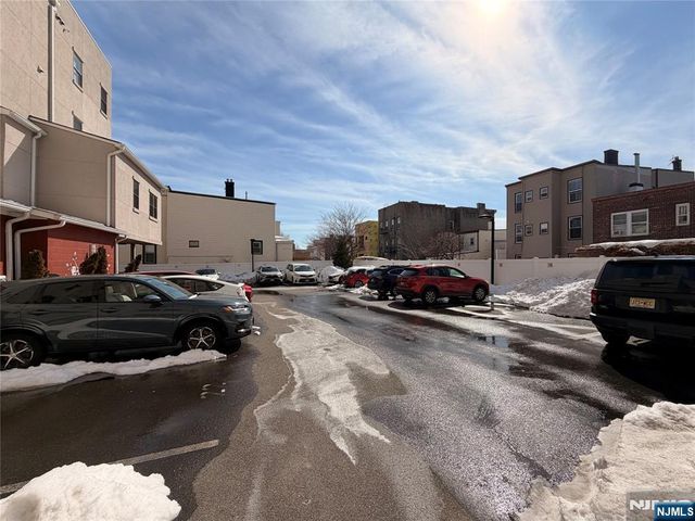 972 Summit Avenue 401, Jersey City, NJ 07307