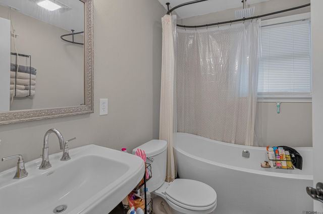 660 Lakeview Dr, Denham Springs, LA 70726