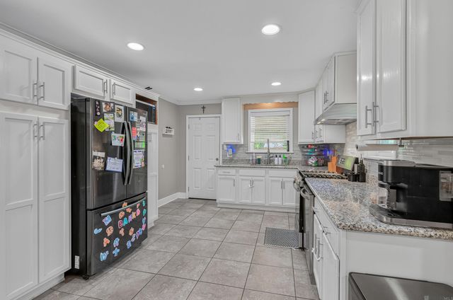 660 Lakeview Dr, Denham Springs, LA 70726