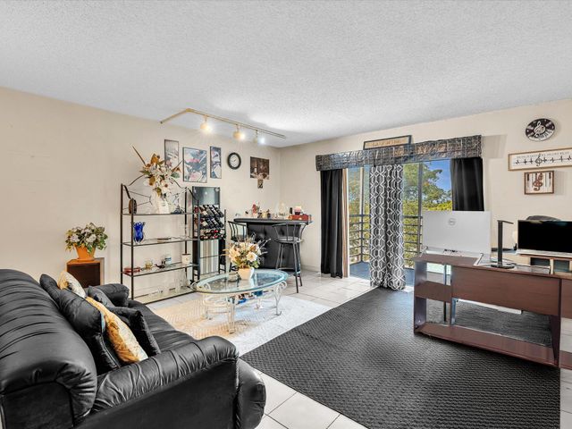 2800 NW 56th A404, Lauderhill, FL 33313