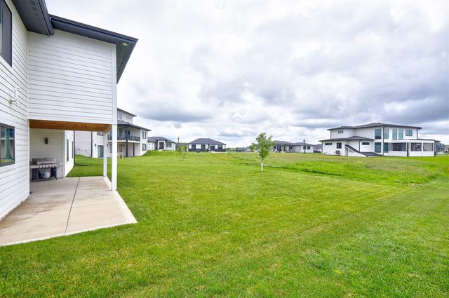 17938 Hammontree Circle, Clive, IA 50325