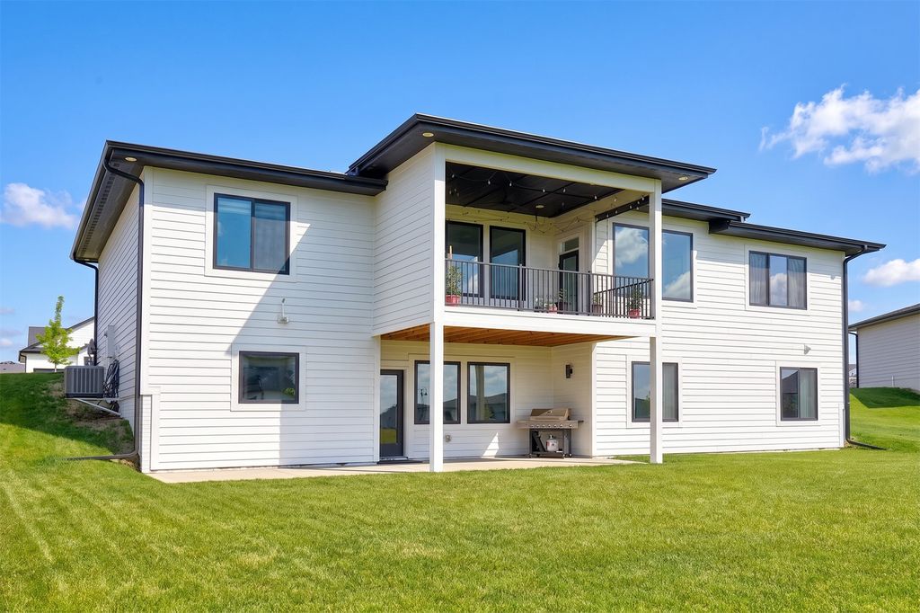 17938 Hammontree Circle, Clive, IA 50325