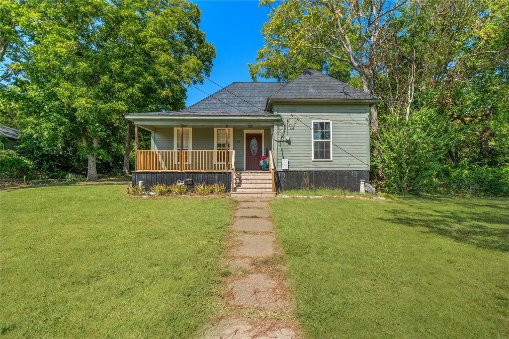 1216 Wesley Street, Greenville, TX 75401