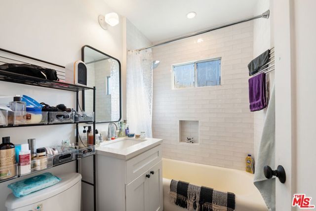 5846 Willoughby Ave, Los Angeles, CA 90038
