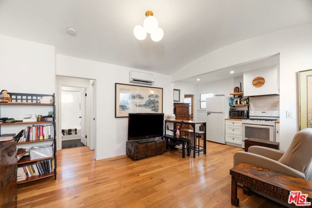5846 Willoughby Ave, Los Angeles, CA 90038
