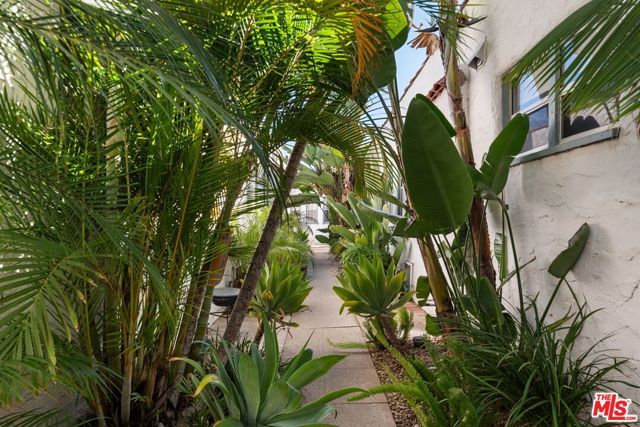 5846 Willoughby Ave, Los Angeles, CA 90038