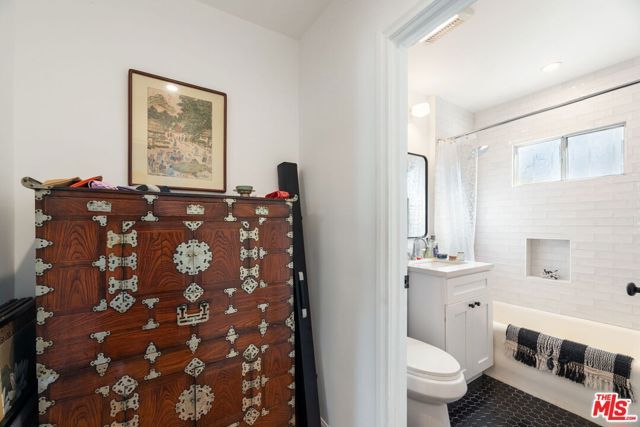 5846 Willoughby Ave, Los Angeles, CA 90038