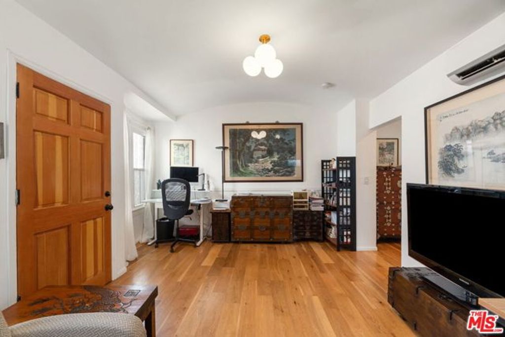 5846 Willoughby Ave, Los Angeles, CA 90038