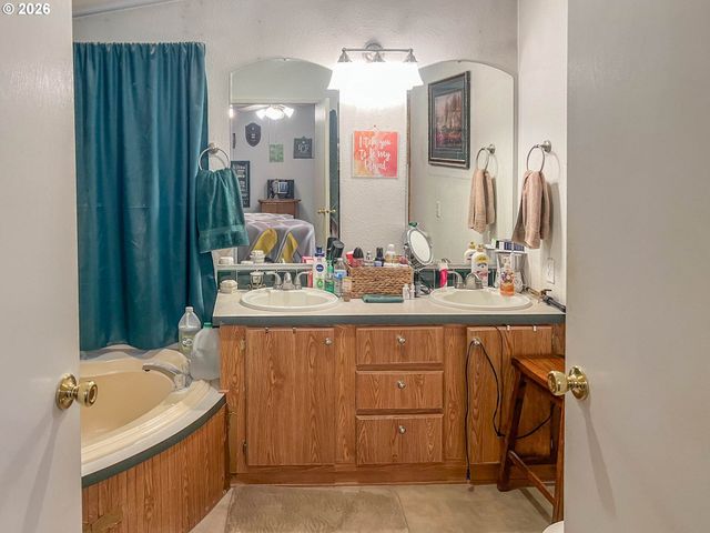 155 BOBWHITE St, Roseburg, OR 97471