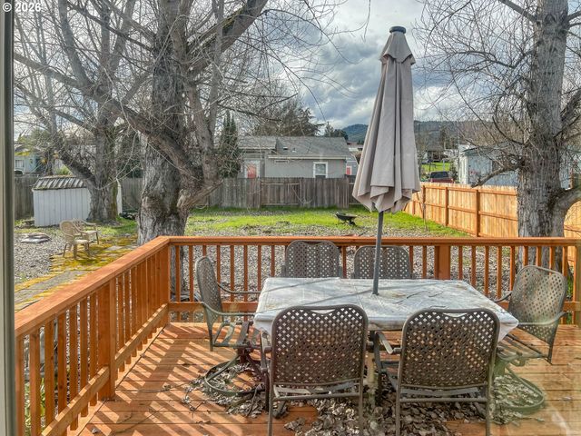 155 BOBWHITE St, Roseburg, OR 97471