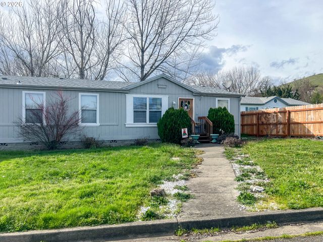 155 BOBWHITE St, Roseburg, OR 97471
