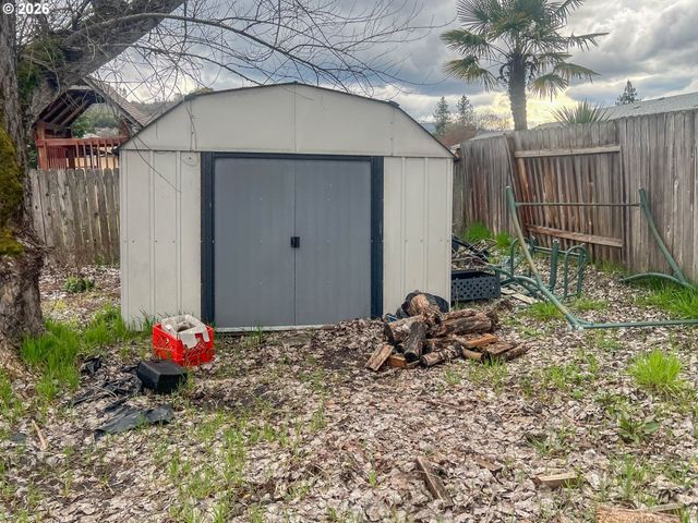 155 BOBWHITE St, Roseburg, OR 97471