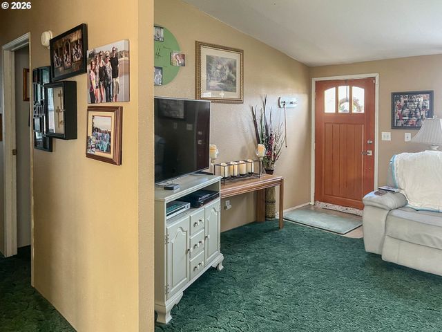 155 BOBWHITE St, Roseburg, OR 97471