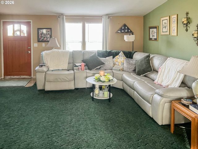 155 BOBWHITE St, Roseburg, OR 97471