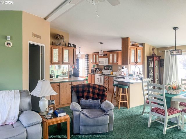 155 BOBWHITE St, Roseburg, OR 97471