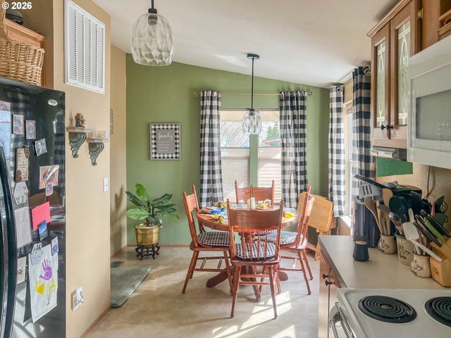 155 BOBWHITE St, Roseburg, OR 97471