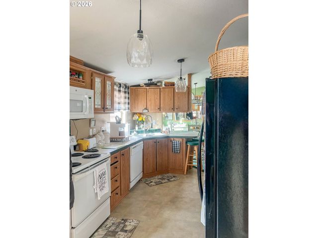 155 BOBWHITE St, Roseburg, OR 97471