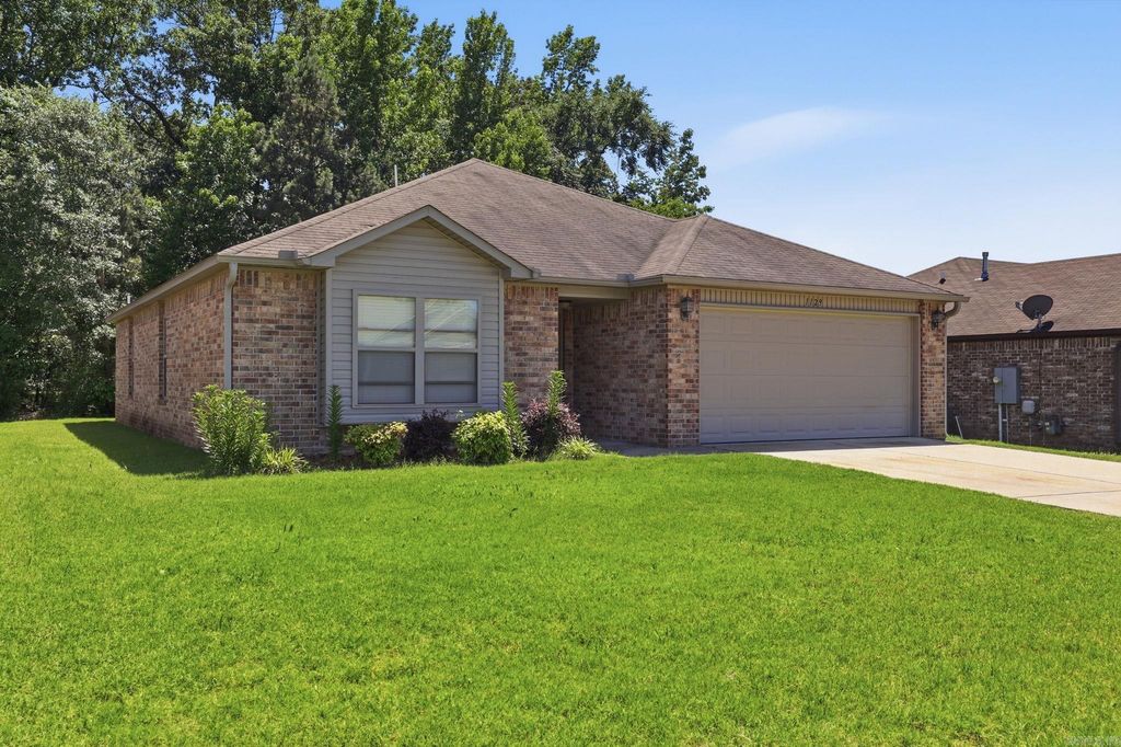 1129 Meadows Edge Drive, Alexander, AR 72002