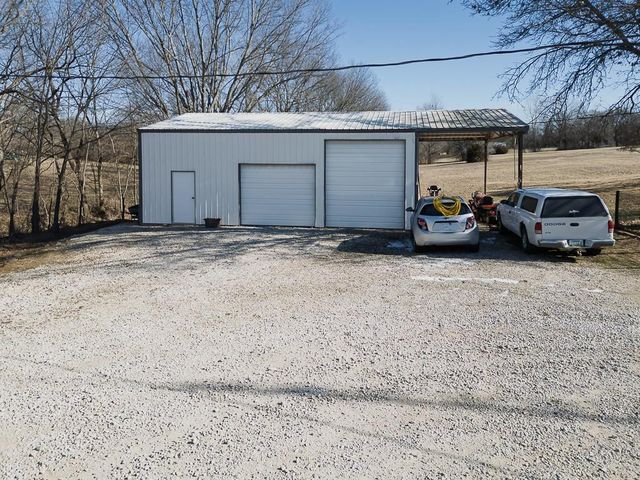 20940 Mclouth Road, Tonganoxie, KS 66086