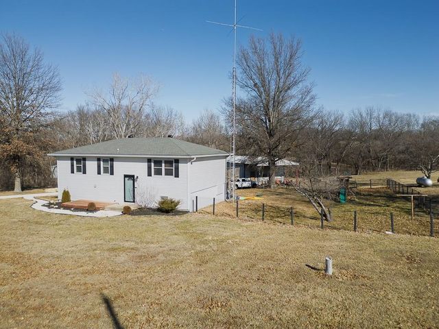 20940 Mclouth Road, Tonganoxie, KS 66086