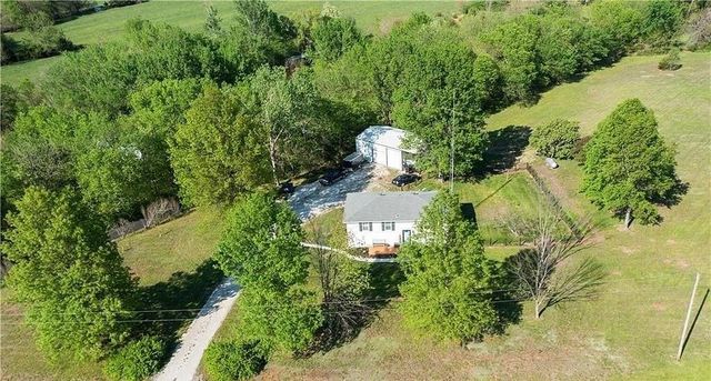 20940 Mclouth Road, Tonganoxie, KS 66086