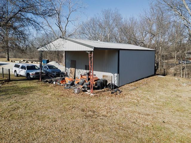 20940 Mclouth Road, Tonganoxie, KS 66086