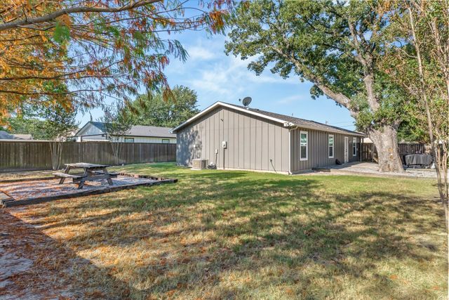 309 S Crockett Street, Edgewood, TX 75117