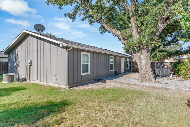 309 S Crockett Street, Edgewood, TX 75117