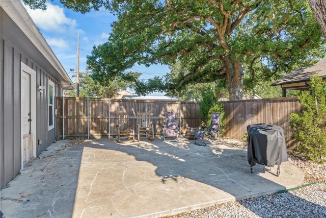 309 S Crockett Street, Edgewood, TX 75117